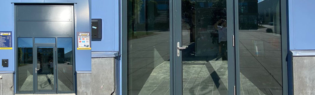 Witryna z drzwiami aluminiowymi